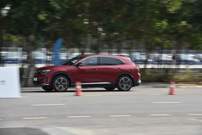 “Test” xe điện VF 8: Ổn định ở vận tốc 175km/h ảnh 3