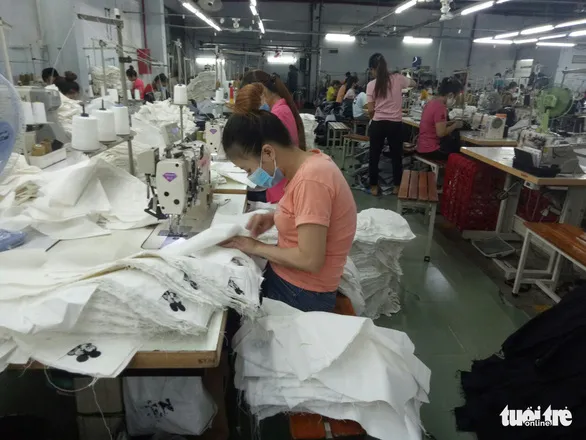 Người lao động đang rất trông chờ được tăng lương - Ảnh: VŨ THỦY