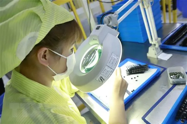 Sản xuất linh kiện điện tử tại Công ty Youngbag khu công nghiệp Bình Xuyên, Vĩnh Phúc. (Ảnh: Hoàng Hùng/TTXVN)