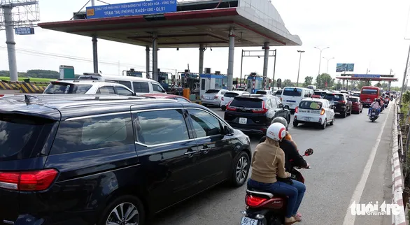 Trạm thu phí vẫn đợi tắc mới xả, dân khổ đủ đường vì kẹt xe ngày lễ - Ảnh 4.