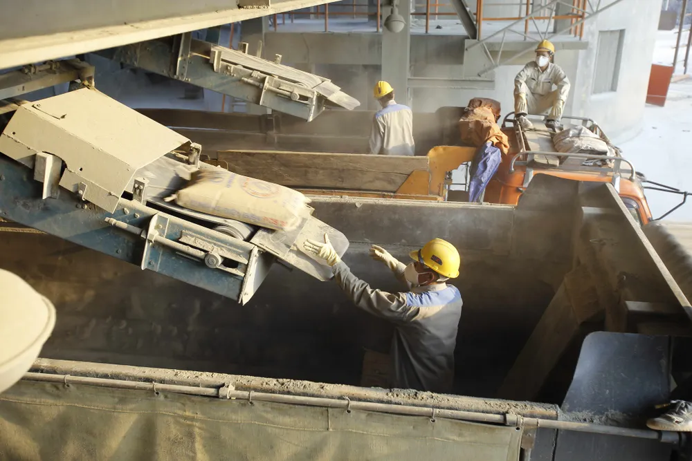 Nguồn cung xi măng Việt Nam vượt cầu