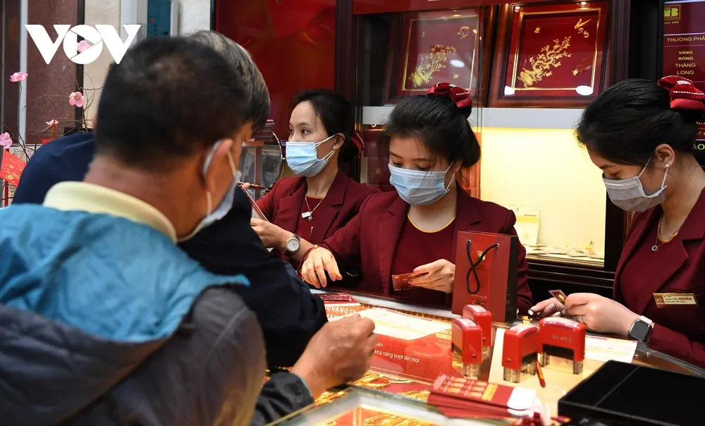 Giá vàng trong nước bỏ xa giá thế giới: Cách nào thu hẹp chênh lệch? ảnh 1