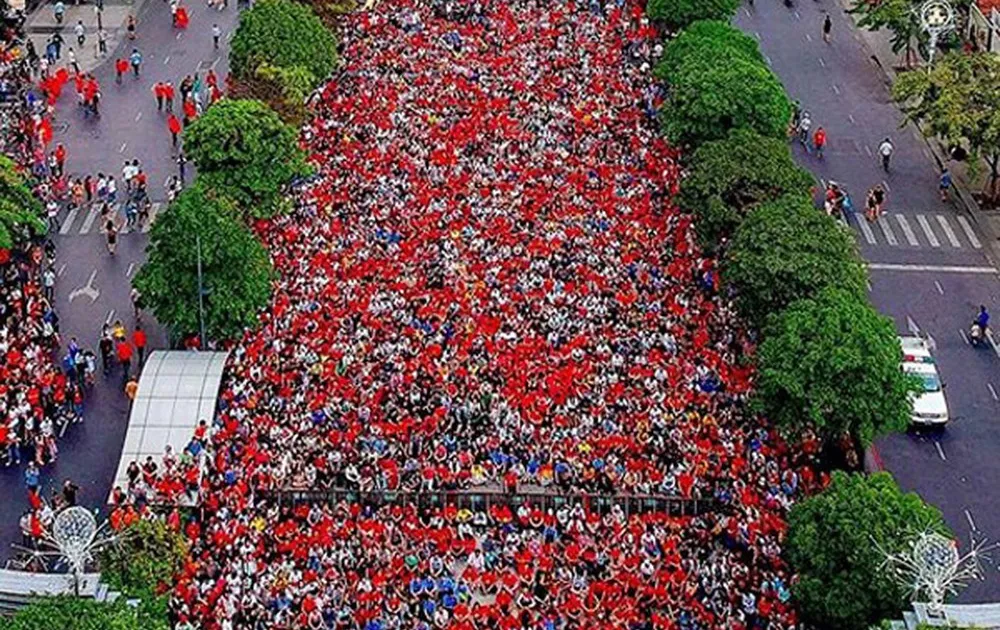 Đường Nguyễn Huệ là địa điểm thường xuyên được tổ chứctruyền hình trực tiếpcác trận cầu hấp dẫn