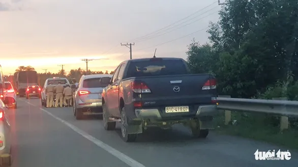 Lực lượng CSGT đang xử phạt các xe chạy vào làn dừng khẩn cấp nhưng tình trạng này vẫn diễn ra - Ảnh: MINH HÒA