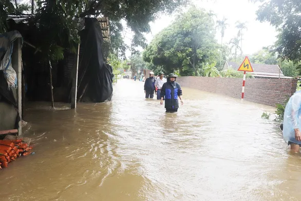 Lãnh đạo UBND huyện Tam Đảo kiểm tra ngập úng tại tổ dân phố Sơn Long, thị trấn Hợp Châu sau sự cố vỡ cống thoát nước hồ điều hòa sân golf Tam Đảo sáng 24-5 - Ảnh: XUÂN THỦY