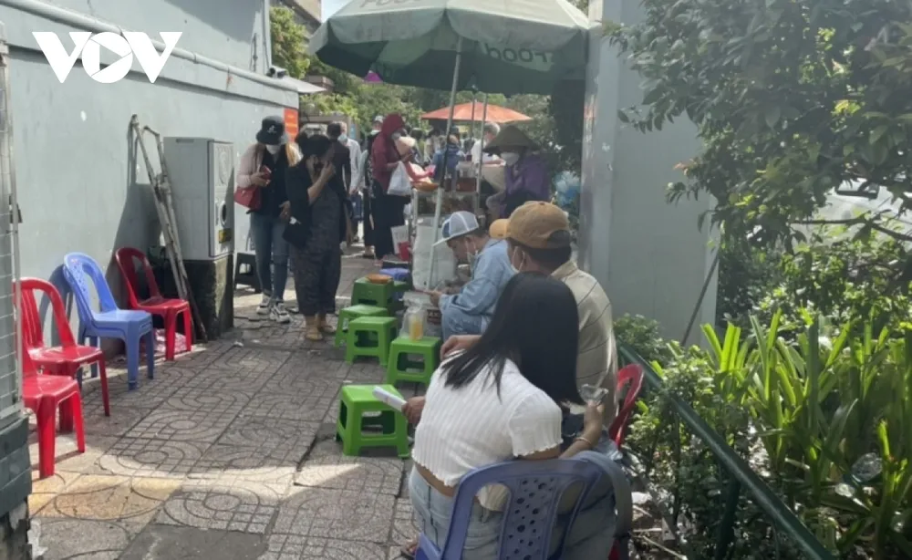 Lấn chiếm vỉa hè ở TP.HCM vẫn tiếp diễn dù được yêu cầu hoàn trả ảnh 2