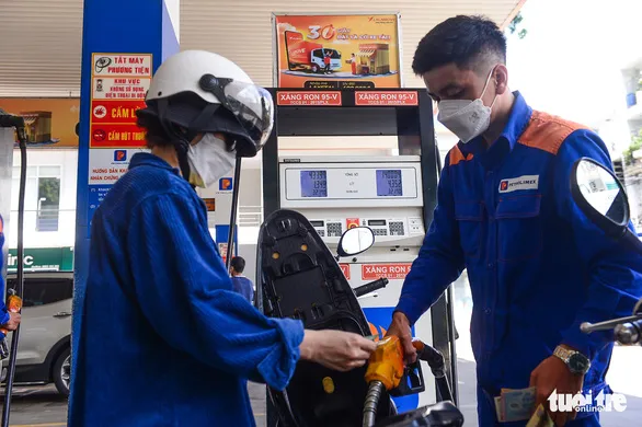 Người dân đổ xăng RON 95-V với mức giá 32.170 đồng/lít tại một cây xăng ở quận Bình Thạnh, TP.HCM chiều 3-6 - Ảnh: QUANG ĐỊNH