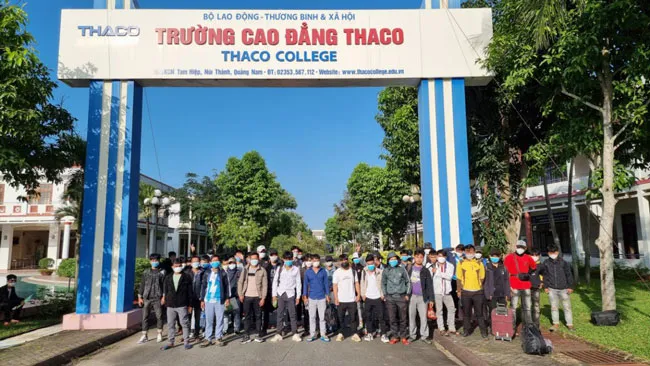 Các học viên huyện Tây Giang trong ngày đầu đến học tập tại Trường Cao đẳng Thaco. 