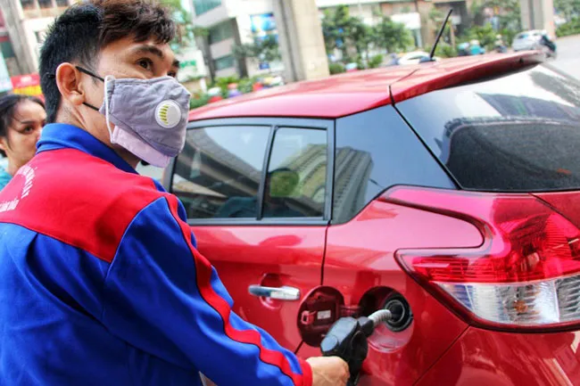 Sức ép từ cú sốc giá xăng, dầu ảnh 1