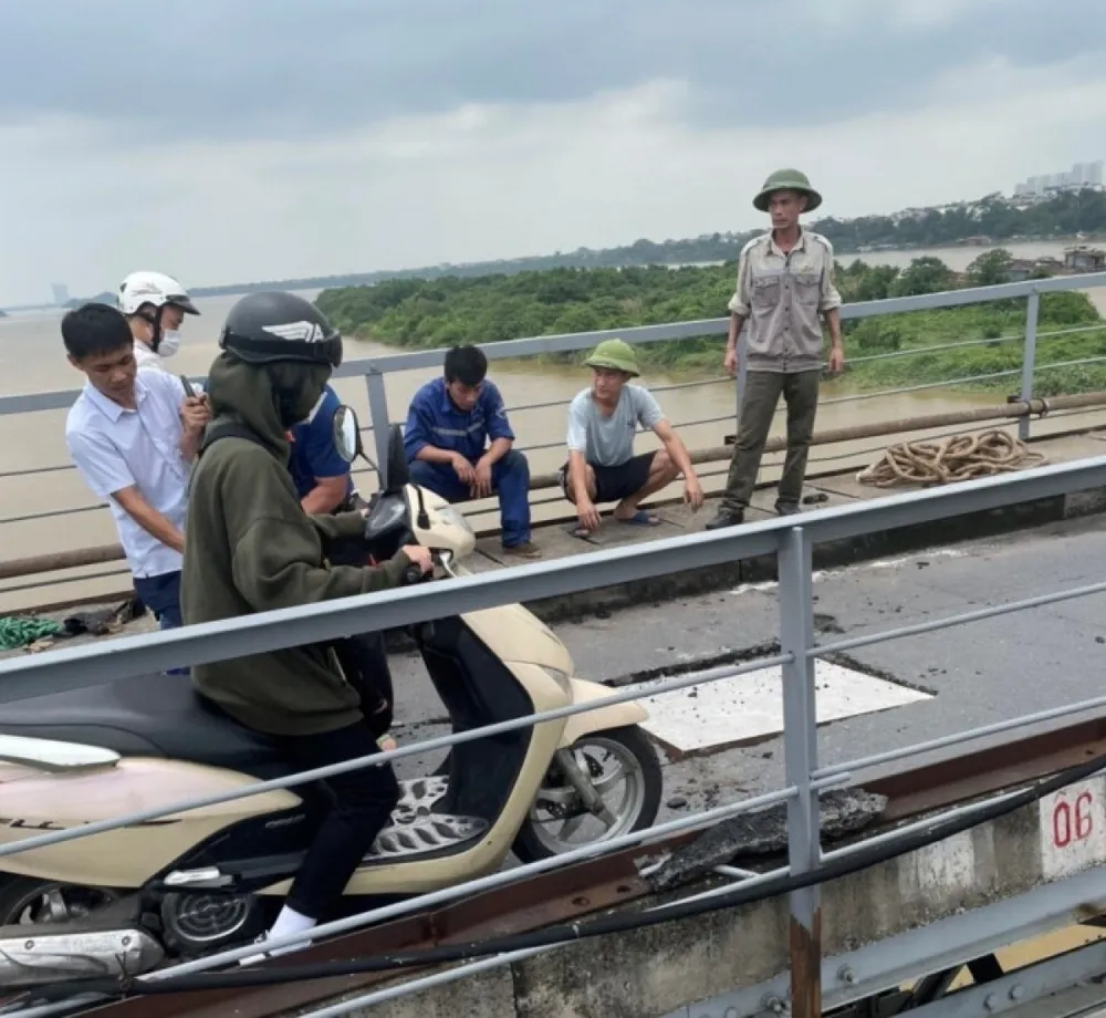 chuyen gia viet nam va phap ban giai phap cuu cau long bien dang xuong cap hinh anh 2