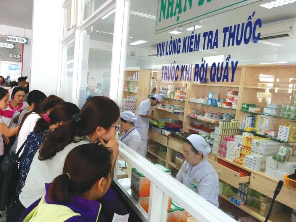 Việc hàng loạt các bệnh viện trung ương thiếu thuốc và vật tư y tế gần đây đã gây xáo trộn công tác khám chữa bệnh, ảnh hưởng nghiêm trọng đến người bệnh (Ảnh minh họa: KT)