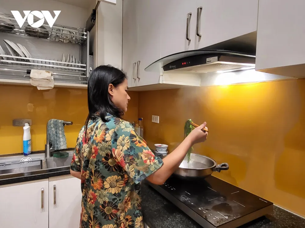 nguoi dan chat vat trong con bao gia hinh anh 2