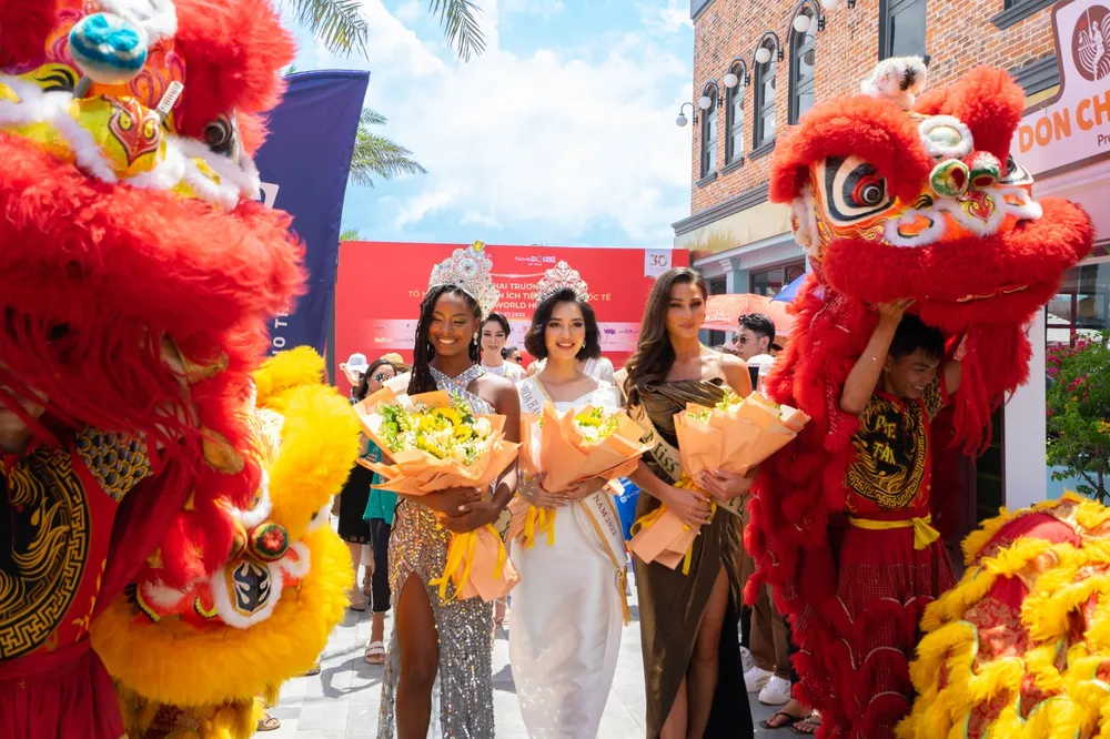 Các hoa hậu khám phá đại lộ shophouse NovaWorld Ho Tram ảnh 1