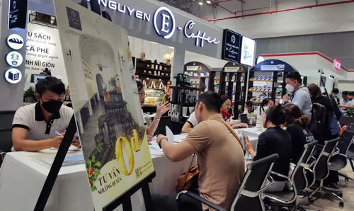 Các bàn tư vấn nhượng quyền mở quán cà phê kín khách, khách hàng và nhân viên đứng để trao đổi tại Show Cafe vừa diễn ra ở TP HCM Ảnh: AN NA