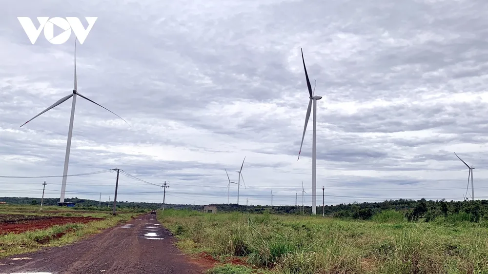 Những trụ điện gió trăm tỷ chờ rỉ sét ở Tây Nguyên.