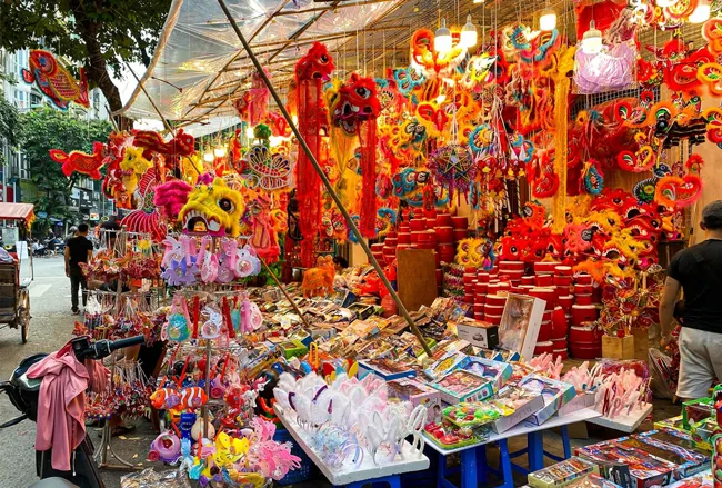 Phố Hàng Mã “lên đồ” rực rỡ trước tết Trung thu ảnh 2