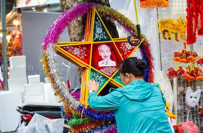 Phố Hàng Mã “lên đồ” rực rỡ trước tết Trung thu ảnh 3