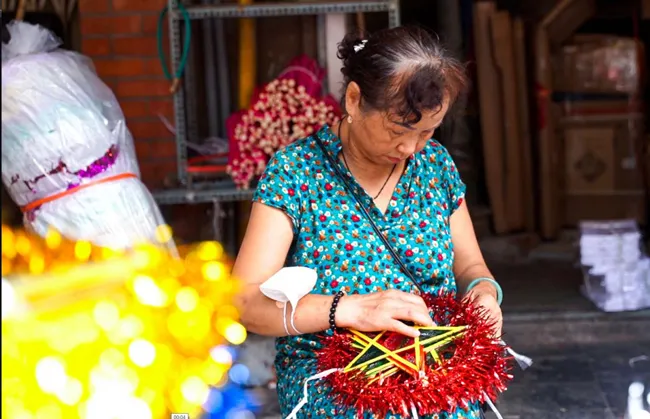 Phố Hàng Mã “lên đồ” rực rỡ trước tết Trung thu ảnh 4