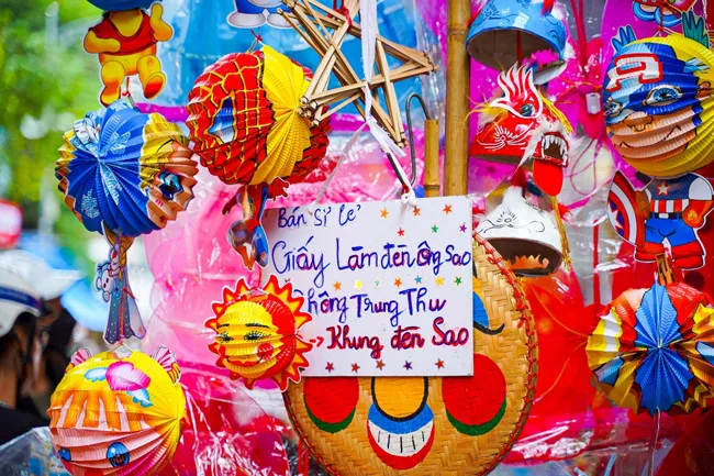 Phố Hàng Mã “lên đồ” rực rỡ trước tết Trung thu ảnh 5