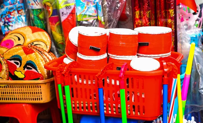 Phố Hàng Mã “lên đồ” rực rỡ trước tết Trung thu ảnh 7