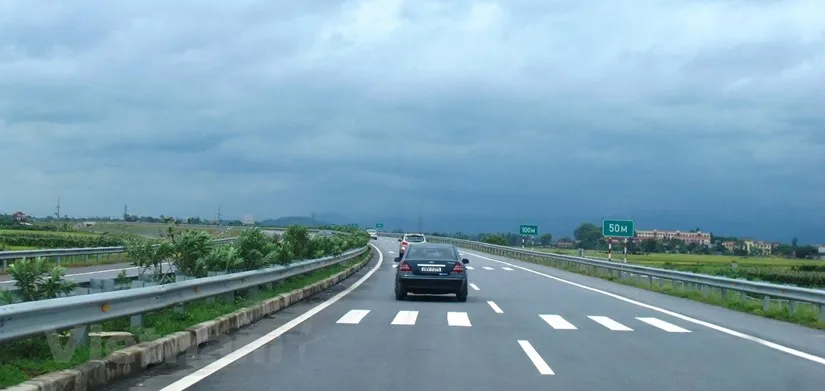 Phương tiện lưu thông trên tuyến đường cao tốc Nội Bài-Lào Cai. (Ảnh: Việt Hùng/Vietnam+)