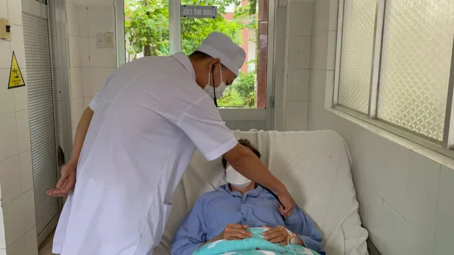 Bác sĩ chăm sóc cho bệnh nhân