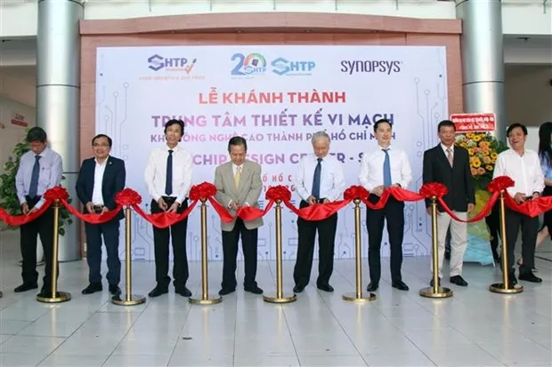 Các đại biểu thực hiện nghi thức khánh thành Trung tâm Thiết kế vi mạch (SCDC). (Ảnh: Tiến Lực/TTXVN)