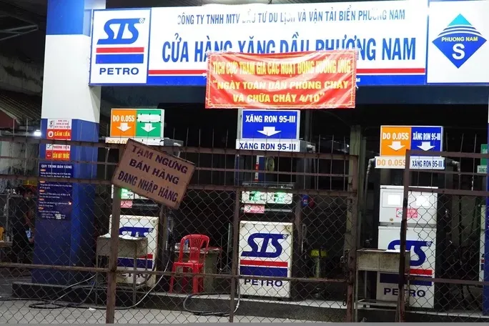 Thời gian qua, đã có tình trạng một số cây xăng tạm ngưng bán hàng. Ảnh: NLĐO