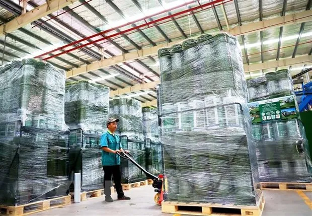 Công ty trách nhiệm hữu hạn CCGrass Việt Nam, chuyên sản xuất thảm cỏ nhân tạo, có vốn nước ngoài đầu tư tại khu công nghiệp Phước Đông, huyện Gò Dầu, tỉnh Tây Ninh. (Ảnh: Hồng Đạt/TTXVN)