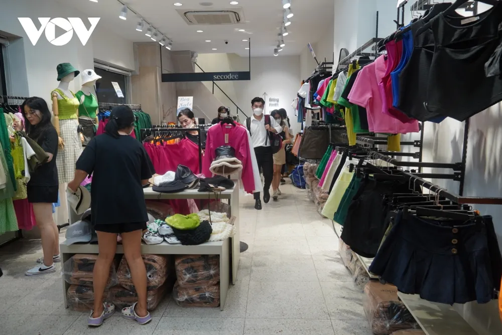 Nhiều cửa hàng ở TP.HCM giảm giá “khủng” dịp Black Friday ảnh 3