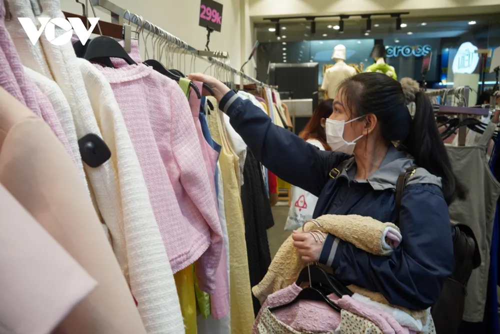 Nhiều cửa hàng ở TP.HCM giảm giá “khủng” dịp Black Friday ảnh 1