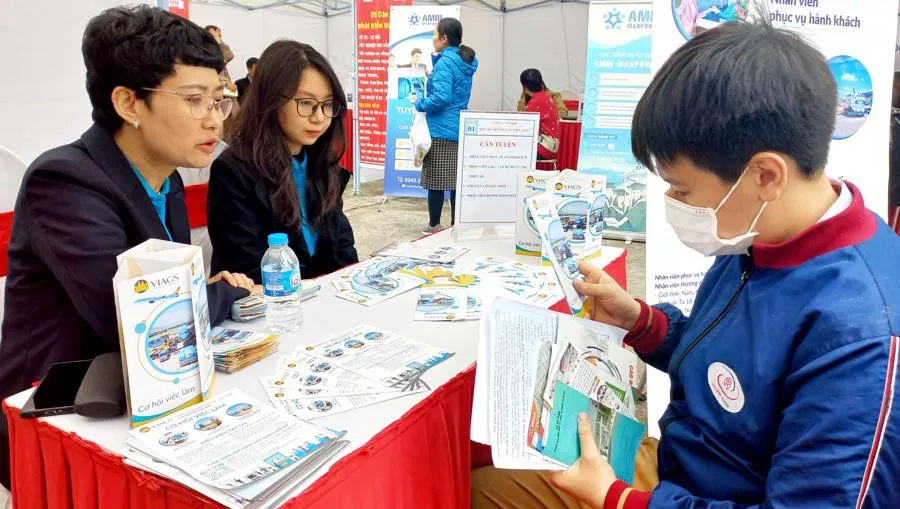 Người lao động t&igrave;m việc cuối năm. Ảnh - Nhật Dương.&nbsp;