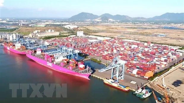 Tàu vào bốc dỡ hàng hóa tại Cảng Cái Mép-Thị Vải, tỉnh Bà Rịa-Vũng Tàu. (Ảnh: Hoàng Nhị/TTXVN)