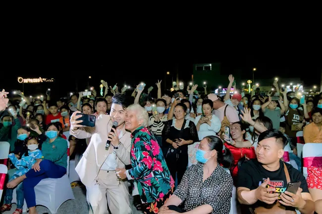 Một khoảnh khắc cực đáng yêu của nam ca sĩ Akira Phan cùng với khán giả.