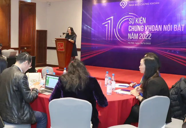 Đại diện CLB nhà báo chứng khoán Việt Nam (SJCV) công bố 10 sự kiện chứng khoán nổi bật năm 2022, sáng 28-12. Ảnh: VIẾT CHUNG