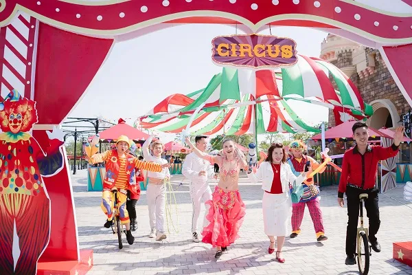 Không khí lễ hội sôi động tại VinWonders Nam Hội An Không khí lễ hội sôi động tại VinWonders Nam Hội An