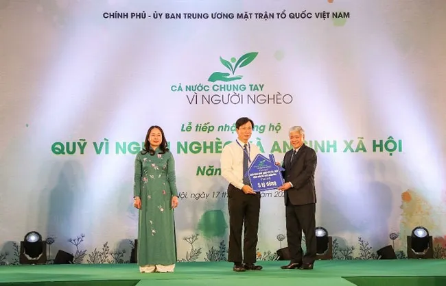 Chủ tịch Ủy ban Trung ương MTTQ Việt Nam Đỗ Văn Chiến nhận biểu trưng kinh phí ủng hộ Quỹ Vì người nghèo và an sinh xã hội từ ông Phạm Đức Tuấn, Phó Tổng giám đốc, Chủ tịch Công đoàn Agribank. Chủ tịch Ủy ban Trung ương MTTQ Việt Nam Đỗ Văn Chiến nhận biểu trưng kinh phí ủng hộ Quỹ Vì người nghèo và an sinh xã hội từ ông Phạm Đức Tuấn, Phó Tổng giám đốc, Chủ tịch Công đoàn Agribank.