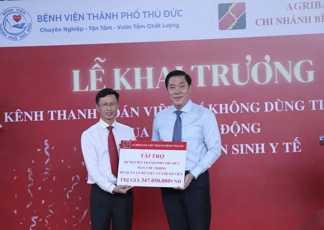 Ông Nguyễn Huy Hào – Phó Giám đốc phụ trách Agribank CN Bình Thạnh (trái) và TS.BS Vũ Trí Thanh – Phó Giám đốc Bệnh viện TP. Thủ Đức nhận tài trợ cho bệnh viện.