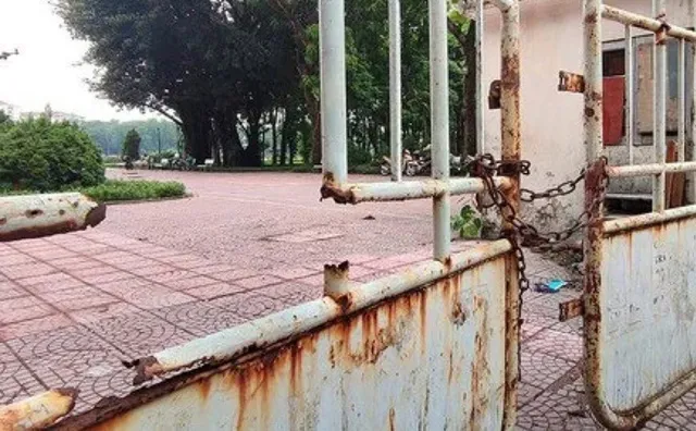 Cửa ra vào Công viên Bắc Linh Đàm (quận Hoàng Mai) bị hư hỏng nặng. Ảnh: HNM