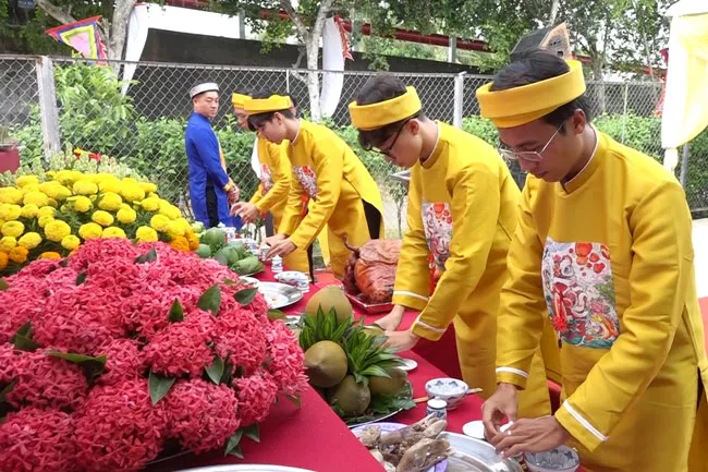 Thực hiện nghi thức dâng hoa.