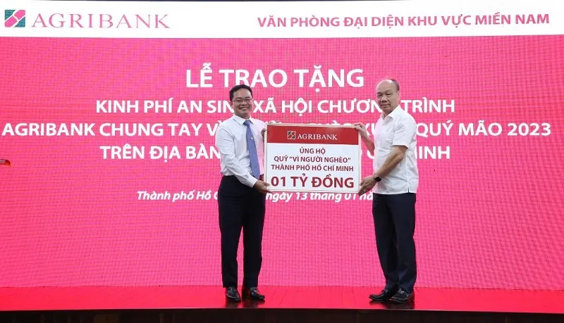 (ĐTTCO)-Ngày 13/01/2023, tại TPHCM diễn ra Lễ trao tặng kinh phí an sinh xã hội Chương trình Agribank chung tay vì người nghèo, đối tượng chính sách nhân dịp Xuân Quý Mão 2023. Theo đó, Agribank đã trao tặng kinh phí 01 tỉ đồng cho Quỹ vì người nghèo TPHCM. 