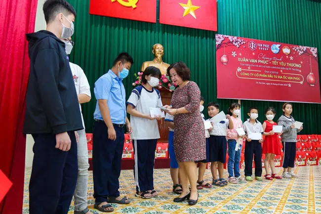 Đại diện Van Phuc Group trao quà cho các em