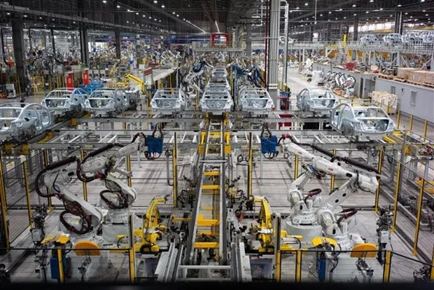 Dây chuyền sản xuất xe tại nhà máy của VinFast. (Ảnh: TTXVN phát)