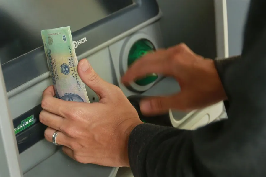 Nhu cầu rút tiền mặt tại các cây ATM giảm một nửa
