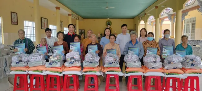 Trao tặng 100 cuốn báo Xuân ĐTTC cho hộ nghèo và người khuyết tật xã hảo Đước, huyện Châu Thành, tỉnh Tây Ninh Trao tặng 100 cuốn báo Xuân ĐTTC cho hộ nghèo và người khuyết tật xã hảo Đước, huyện Châu Thành, tỉnh Tây Ninh