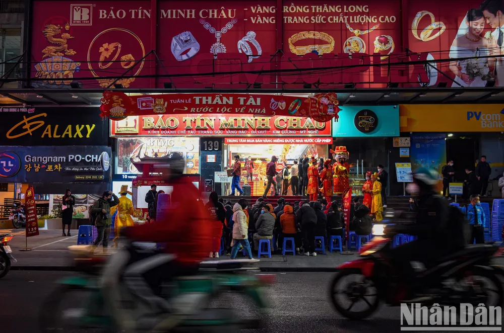 Sát giờ mở cửa, cơ sở vàng bạc đá quý Bảo Tín Minh Châu đã đông nghịt khách hàng.