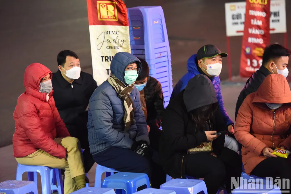 Mặc dù thời tiết Hà Nội sáng nay rất lạnh, nhưng những vị khách này vẫn kiên nhẫn chờ đợi.