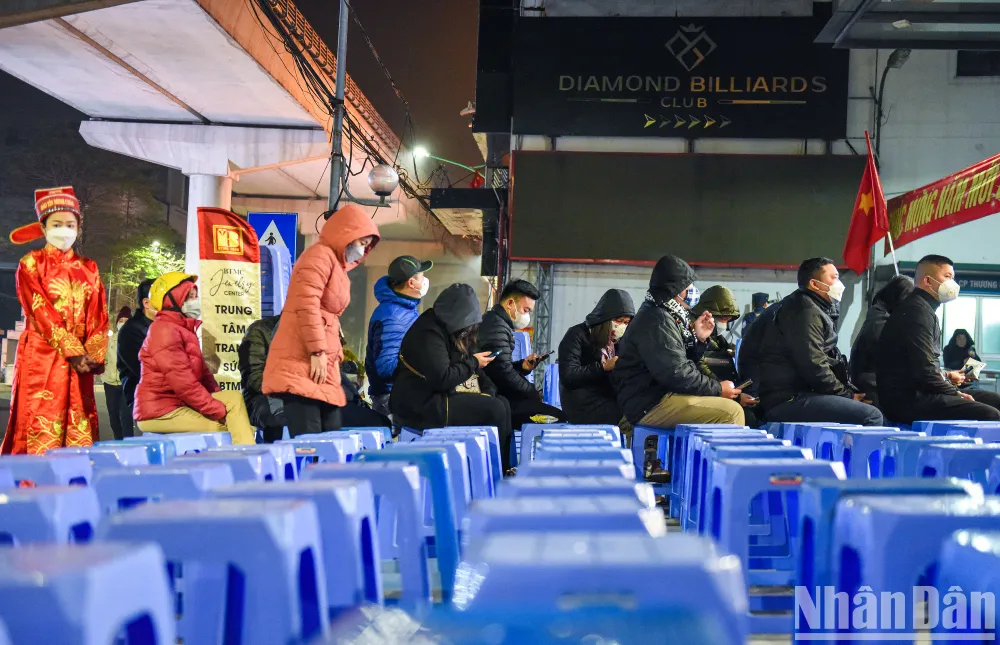 Một nhân viên của cửa hàng cho hay: So với các năm trước, lượng khách tới đợi từ sớm đã giảm đi nhiều. Tuy nhiên, cô hy vọng lượng vàng bán ra trong cả ngày vía Thần Tài sẽ đạt mức ổn như kỳ vọng.