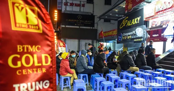 Xếp hàng từ tờ mờ sáng đợi mua vàng trong ngày vía Thần Tài đầu năm