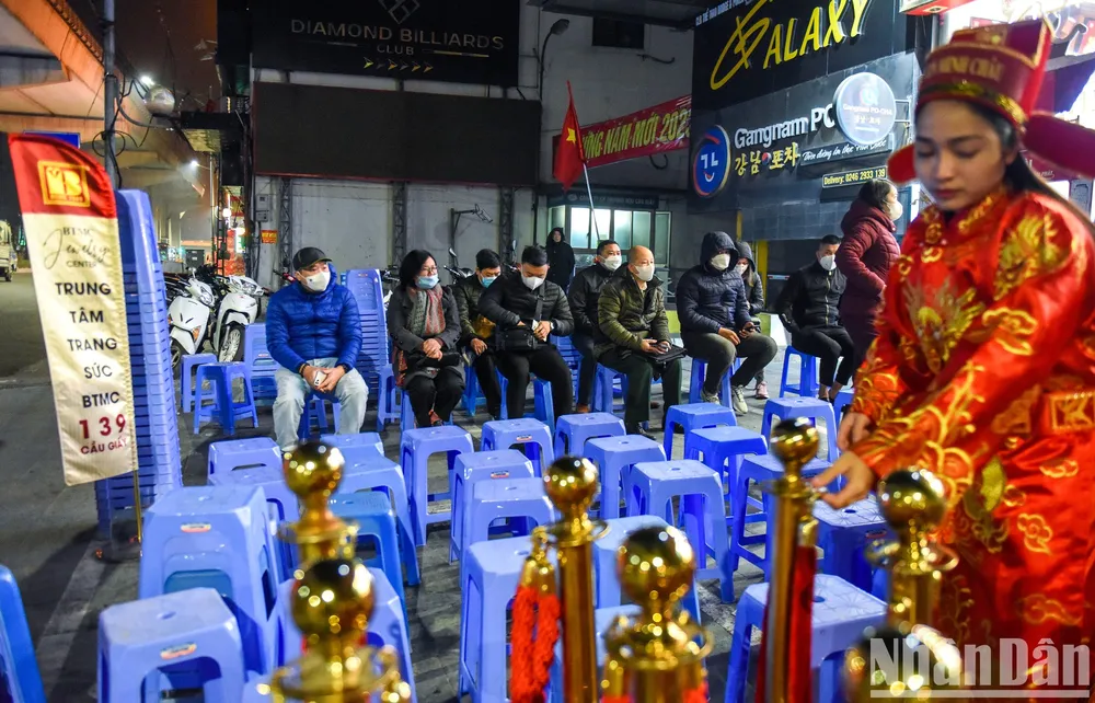 Vào thời điểm 5 giờ sáng, đã có gần chục khách hàng xuất hiện tại cửa hàng của Bảo Tín Minh Châu. Mỗi khách hàng sẽ được phát số thứ tự và được hướng dẫn ngồi chờ trên những dãy ghế đã được chuẩn bị sẵn từ trước.